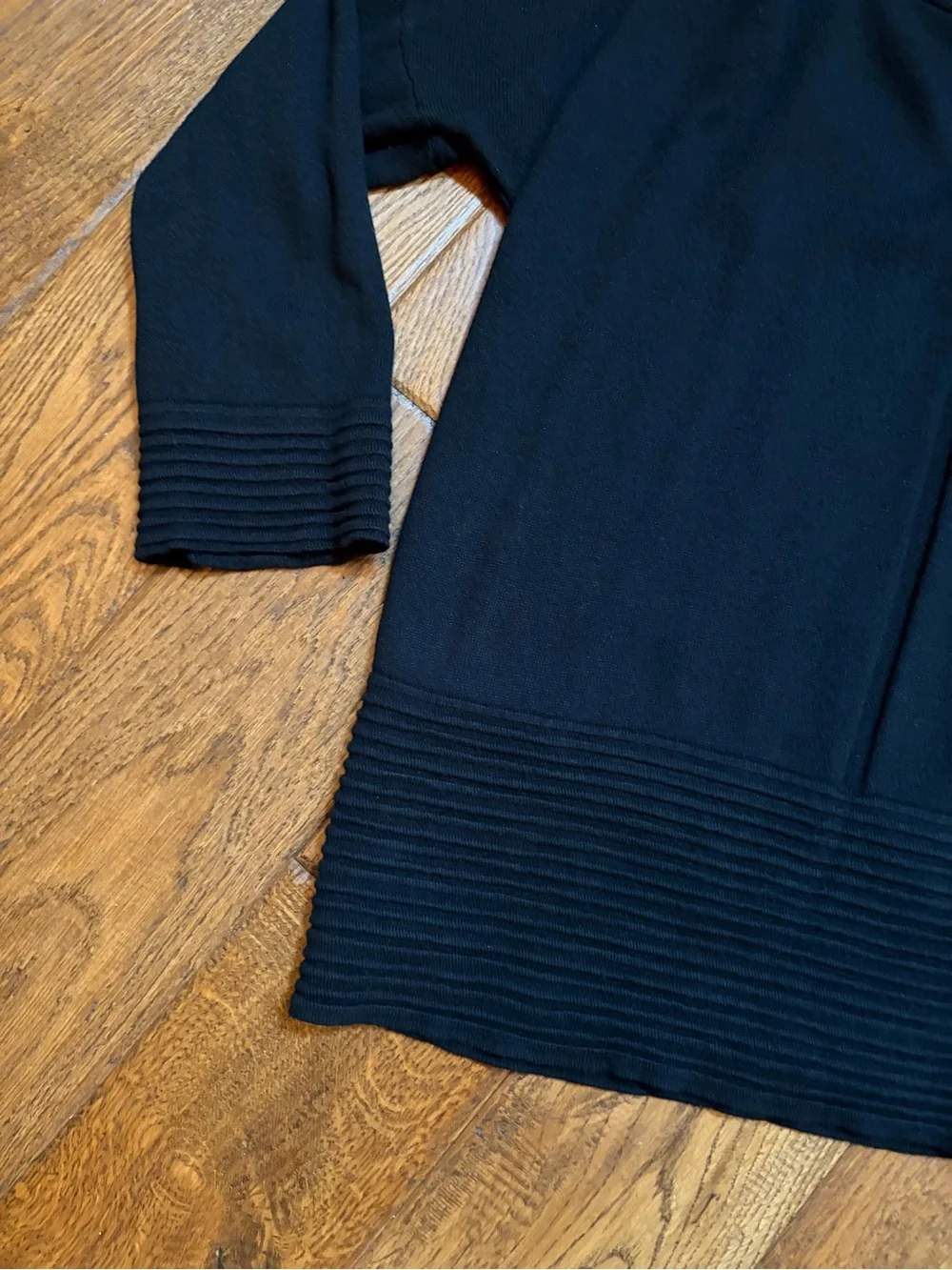 Cyrus Classic Black Crew-Neck Ribbed Hem Sweater